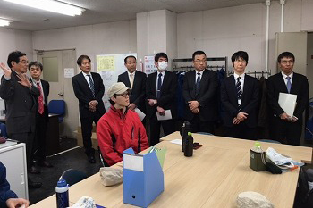 写真：見学会で説明を行なう澤田代表取締役（左端）