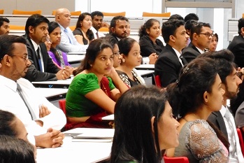 講義を聴くスリランカの大学院生