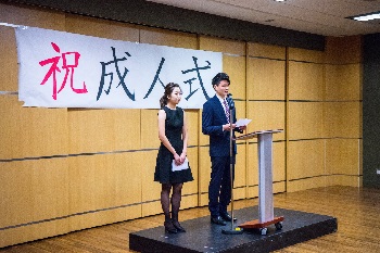 新成人代表による決意表明　　　　　　　　（右）文学部2回生　　西岡遼太さん