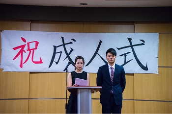 新成人代表による決意表明　　　　　　　　（左）経営学部2回生　中野夏恋さん