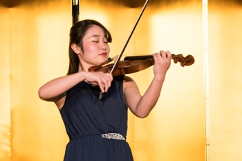 ヴァイオリンを演奏する山口夏海さん