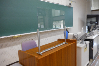 全教室に透明の飛沫防止パネルを設置