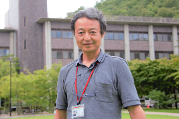 松本 ヨシユキ 教授（2020年撮影）