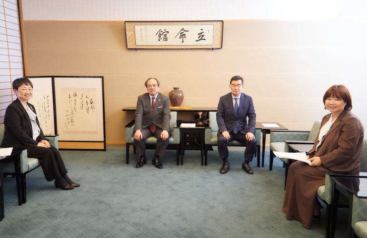 左から、松原副学長、仲谷学長、森島理事長、小川教授