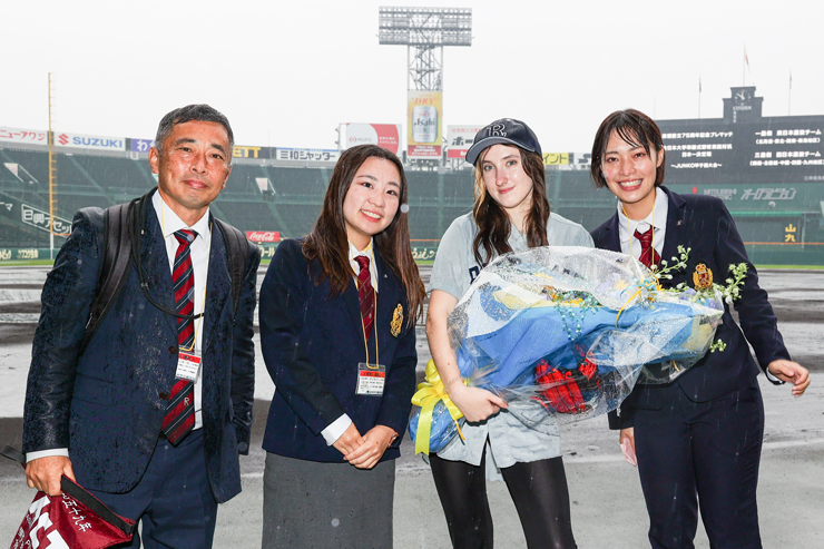 左から大場茂生監督、東郷美宮さん、ヴァレリアさん、田島かのんさん